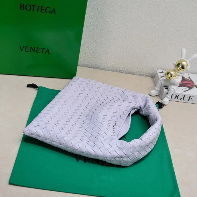 Batch 1860 #Bv new small HOP bag, the bag body and handles are made of a whole piece of woven leather. The bag body is soft and lazy. Hop symbolizes the praise of innovation and eternal craftsmanship [love]. The pyramid silhouette combines practicality and fashion. It is modern and casual. The double-sided closure design of the bag mouth is more convenient and safe! The cowhide texture also makes the bag more wear-resistant and durable. A must-have for fashionable ladies who like minimalism yet comfortable and casual! Size: 41x20.5x7.5, Model: 3966#